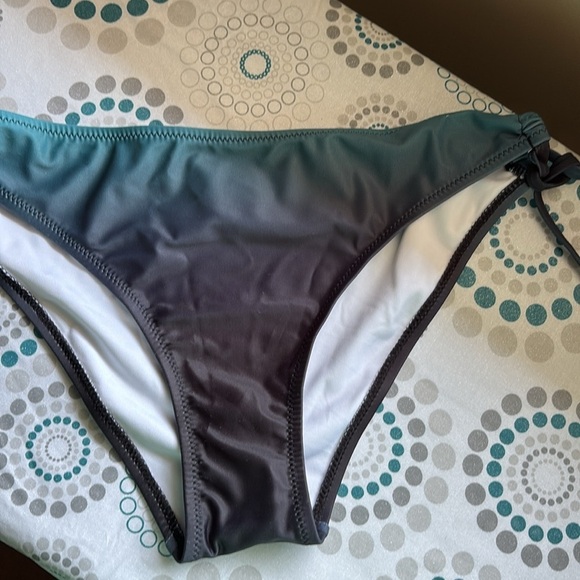 New Triangle tie-dyed string, bikini, matching bucket hat & scrunchies⭐️ - Picture 8 of 11